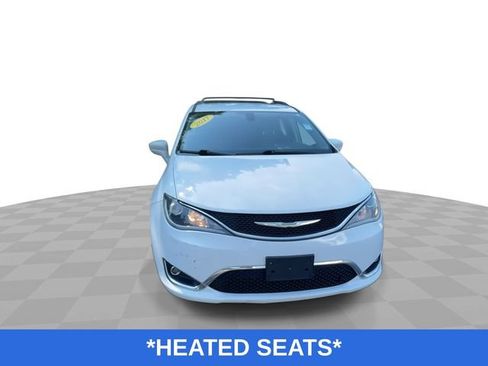 Used 2017 Chrysler Pacifica Touring-L w/ Tire & Wheel Group FWD image 4