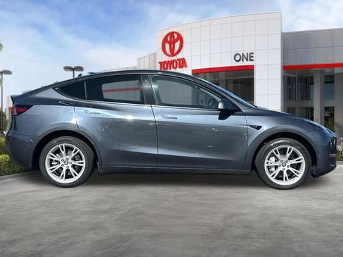 Used 2023 Tesla Model Y AWD image 3