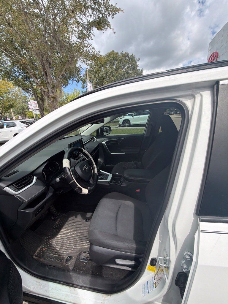 Used 2021 Toyota RAV4 LE AWD/4WD image 4