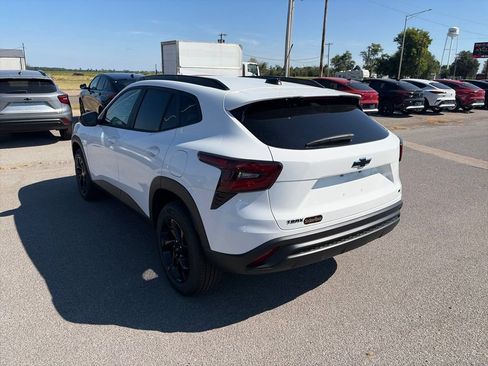 New 2026 Chevrolet Trax LT w/ Midnight Edition FWD image 4