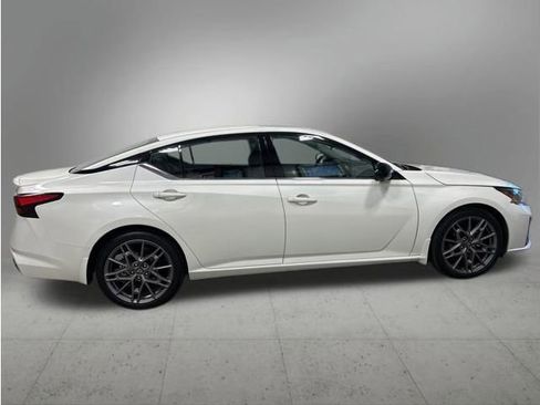 Used 2023 Nissan Altima 2.0 SR FWD image 8