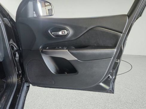 Used 2019 Jeep Cherokee Limited AWD/4WD image 25