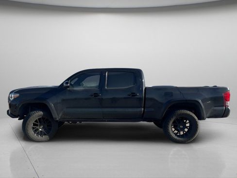 Used 2017 Toyota Tacoma TRD Sport image 13