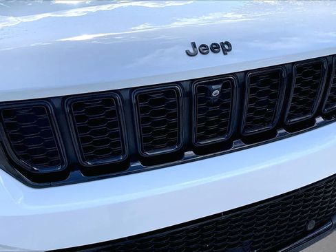 Used 2023 Jeep Grand Cherokee Limited w/ Luxury Tech Group II AWD/4WD image 30