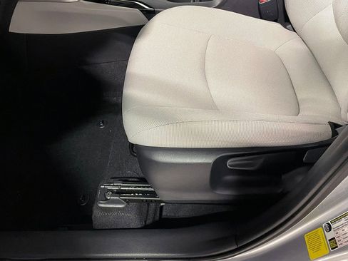 Used 2025 Toyota Corolla Cross LE image 19