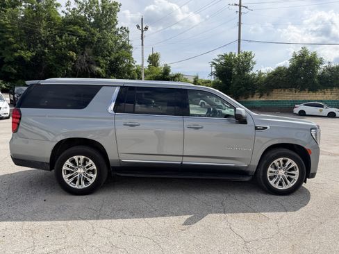 Used 2023 GMC Yukon XL SLT AWD/4WD image 8