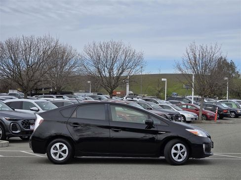 Used 2015 Toyota Prius Three image 3