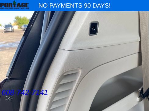 Used 2023 Chrysler Pacifica Touring-L FWD image 14
