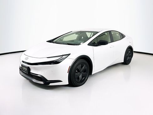 Used 2024 Toyota Prius LE FWD image 3