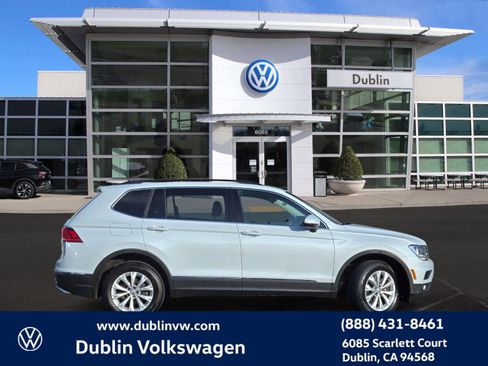Used 2018 Volkswagen Tiguan SE w/ Panoramic Sunroof Package image 3