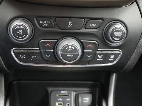 Used 2018 Jeep Cherokee Limited image 22