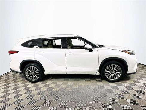 Used 2021 Toyota Highlander Platinum image 2