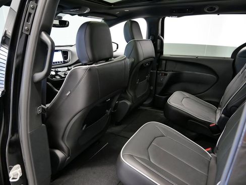 New 2026 Chrysler Pacifica Limited w/ S Appearance Package image 9