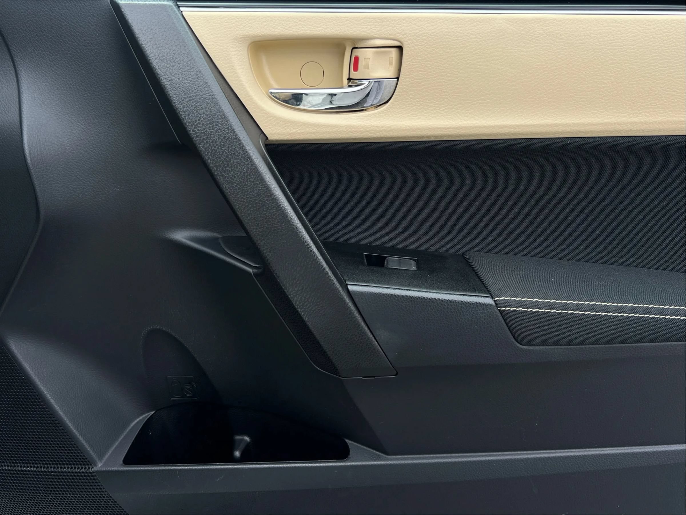 Used 2017 Toyota Corolla LE FWD image 40