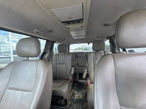 Used 2013 Chrysler Town & Country Touring FWD image 17