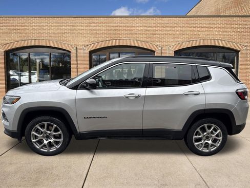 Used 2025 Jeep Compass Limited image 7