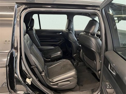 Used 2023 Jeep Grand Cherokee L Laredo image 11