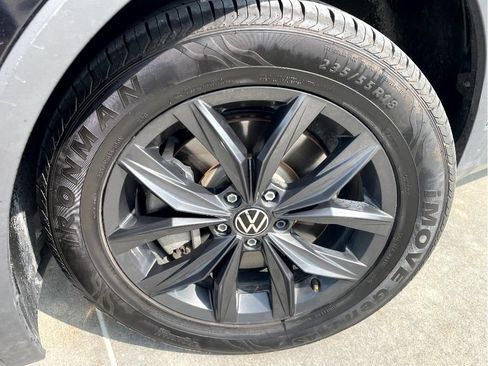 Used 2024 Volkswagen Tiguan SE w/ Panoramic Sunroof Package FWD image 6