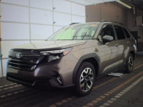 Used 2025 Subaru Forester Premium AWD/4WD image 2
