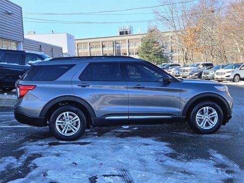 Used 2022 Ford Explorer XLT image 6
