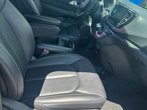 Used 2025 Chrysler Pacifica Select FWD image 19