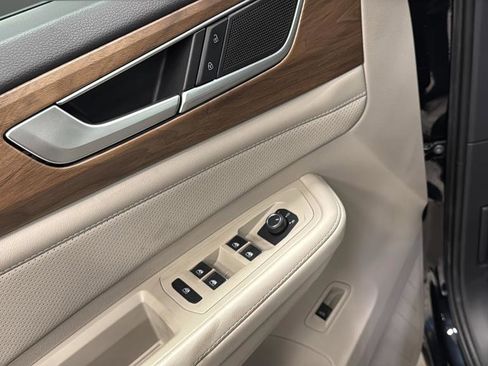 Used 2024 Volkswagen Atlas SE w/ Black Wheel Package image 21