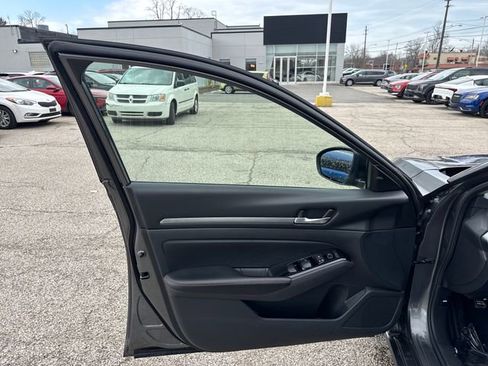 Used 2024 Nissan Altima 2.5 SR FWD image 18