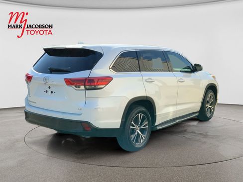 Used 2017 Toyota Highlander Plus FWD image 5