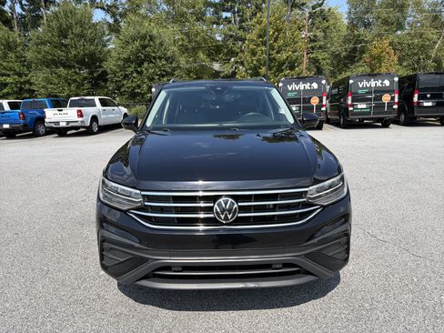 Used 2022 Volkswagen Tiguan SE FWD image 2