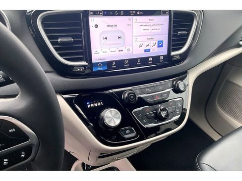 Used 2024 Chrysler Pacifica Touring-L image 17