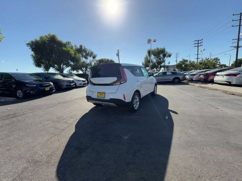 Used 2025 Kia Soul LX w/ LX Technology Package FWD image 14