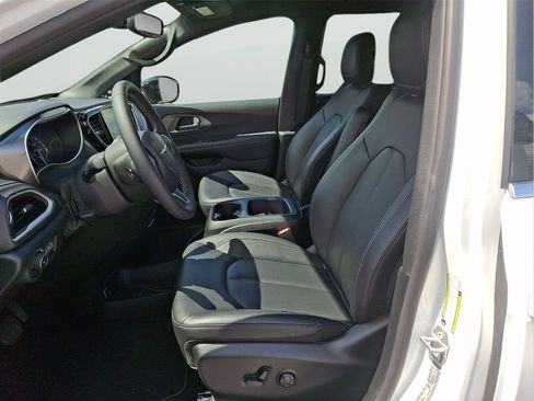 New 2026 Chrysler Pacifica Select AWD/4WD image 9