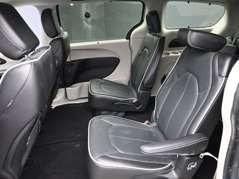 Used 2024 Chrysler Pacifica Limited image 14