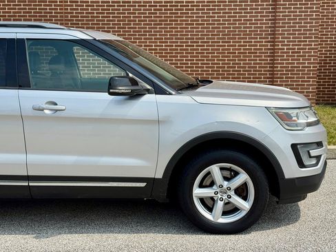 Used 2017 Ford Explorer XLT w/ Equipment Group 202A AWD/4WD image 17