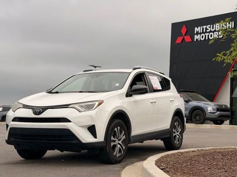 Used 2018 Toyota RAV4 LE FWD image 8