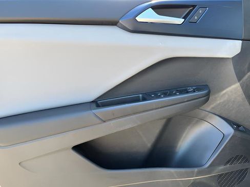 Certified 2022 Volkswagen Taos SE FWD image 11