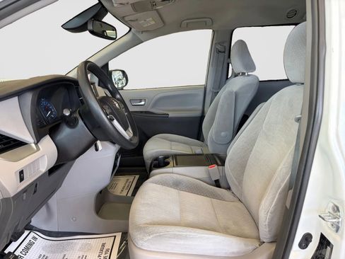 Used 2019 Toyota Sienna LE FWD image 45