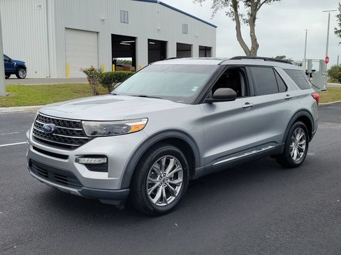Used 2020 Ford Explorer XLT w/ Equipment Group 202A RWD image 2