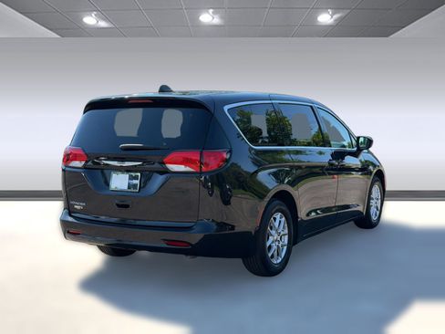 Used 2024 Chrysler Voyager LX FWD image 9