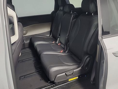 Used 2026 Kia Carnival SX FWD image 17