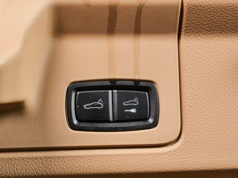 Used 2016 Porsche Panamera 4S AWD/4WD image 34