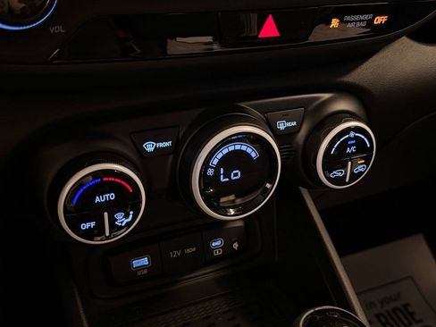 Used 2025 Hyundai Venue Limited image 14