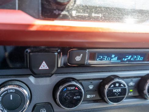 Used 2016 Toyota Tacoma TRD Sport AWD/4WD image 22