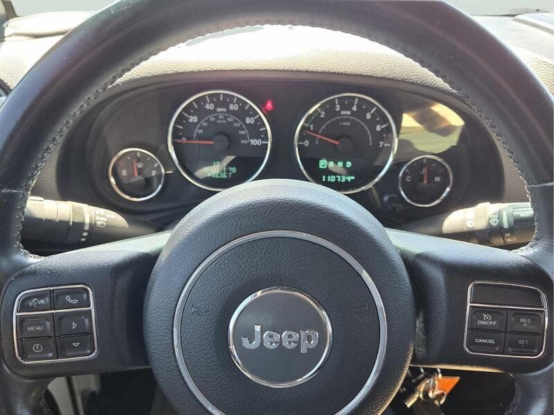Used 2015 Jeep Wrangler Unlimited Rubicon w/ Connectivity Group AWD/4WD image 28