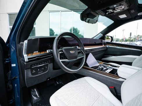 Used 2025 Cadillac Escalade Premium Luxury Platinum AWD/4WD image 28