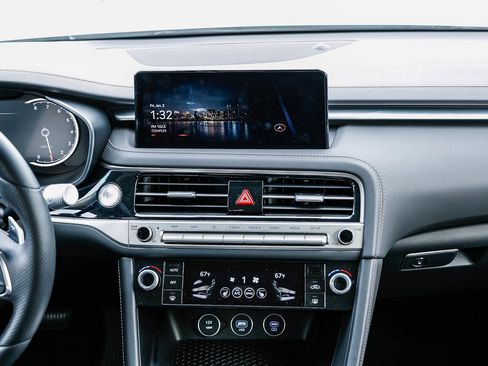 Used 2025 Genesis G70 2.5T image 11