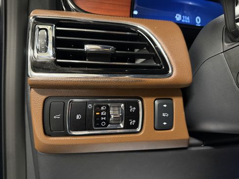 Used 2024 Lincoln Navigator Reserve image 24