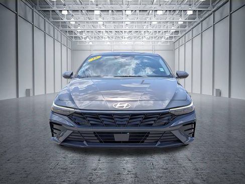 Used 2025 Hyundai Elantra SEL w/ Cargo Package FWD image 2