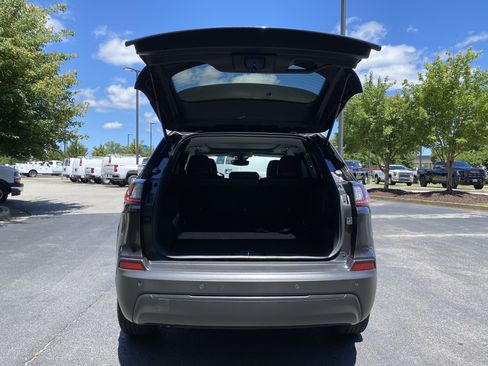 Used 2021 Jeep Cherokee Latitude Plus w/ Sun & Sound Group FWD image 11