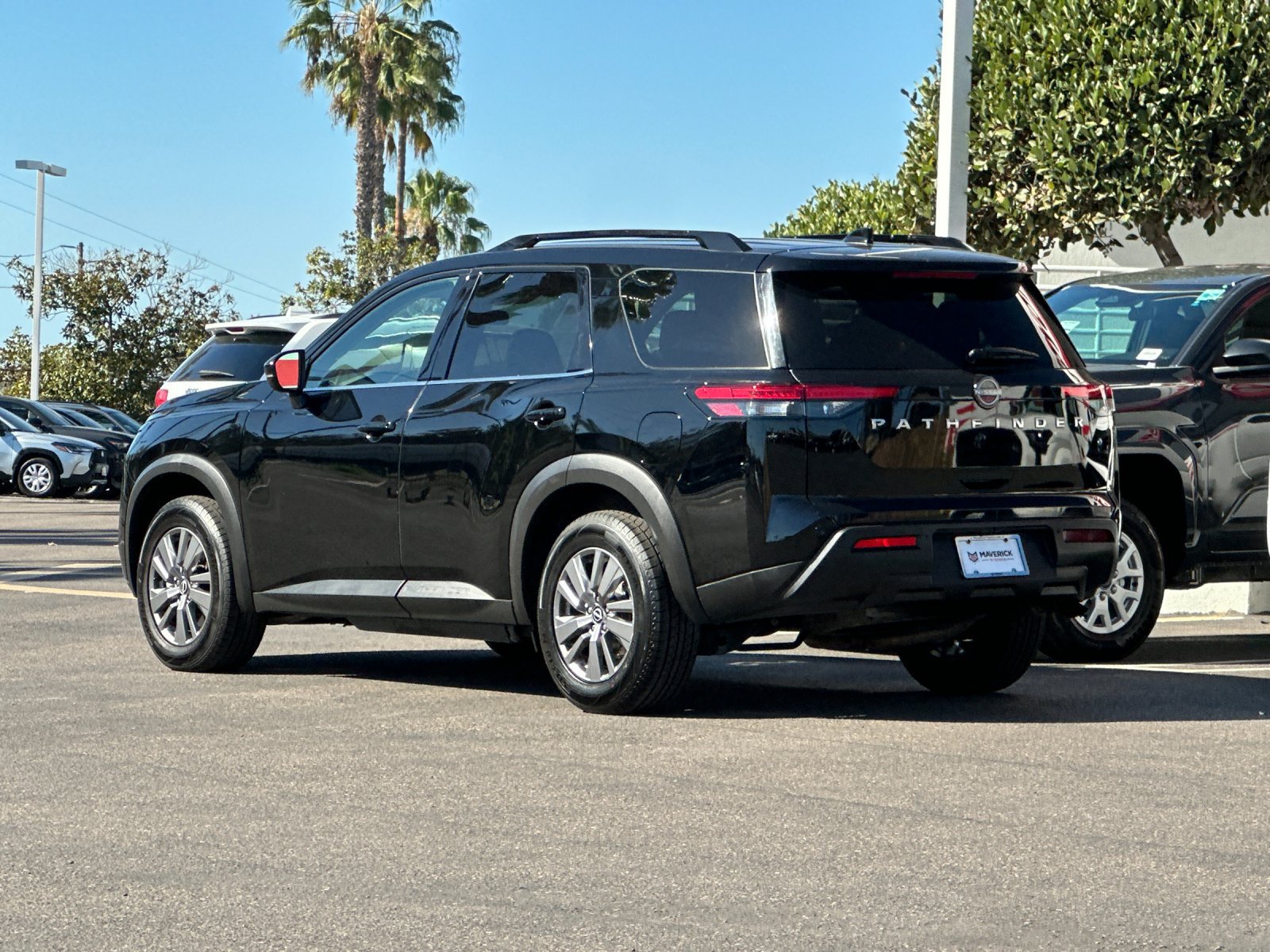 Used 2025 Nissan Pathfinder SV FWD image 3